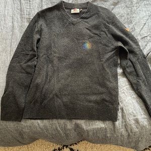 fjällräven övik v-neck sweater; dark grey; L